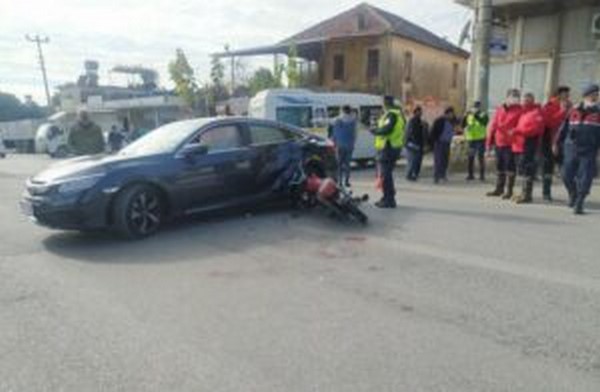 Motosikletin otomobile arpt kazada biri ar 2 kii yaraland