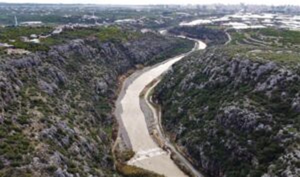 Yalar umut verdi, yazn kuruyan Alata Deresi denizle bulutu