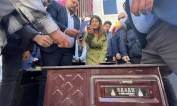 Mersin`de CHP`ligenlerden sobal protesto: Faturalar ve diplomalar yaktlar