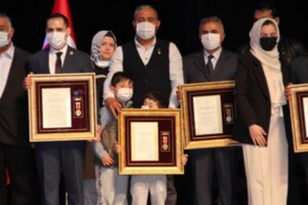 Mersin`de 3 ehit ailesi ile 8 gaziye `Devlet vn Madalyas` verildi
