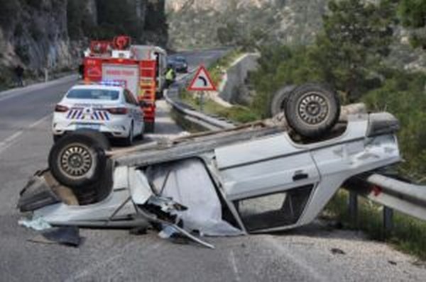 Mersin`de freni patlayan otomobil bariyere arpp takla att: 1 l, 3 yaral