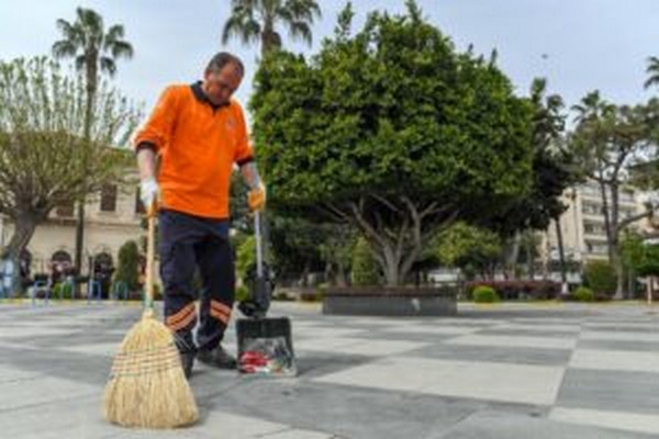 Belediye temizlik personelinden rnek davran