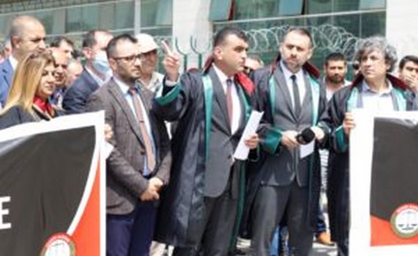 Mersin`de cppeli isyan: Avukatlar otoparka cret kararn protesto etti