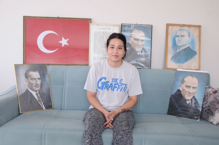 (ZEL)-Mersinde skandal: Bayrak, Atatrk posteri ve hitabe yerlere atld