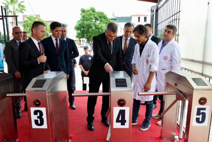 Vali Toros, lisede giri� kontrol sistemini inceledi
