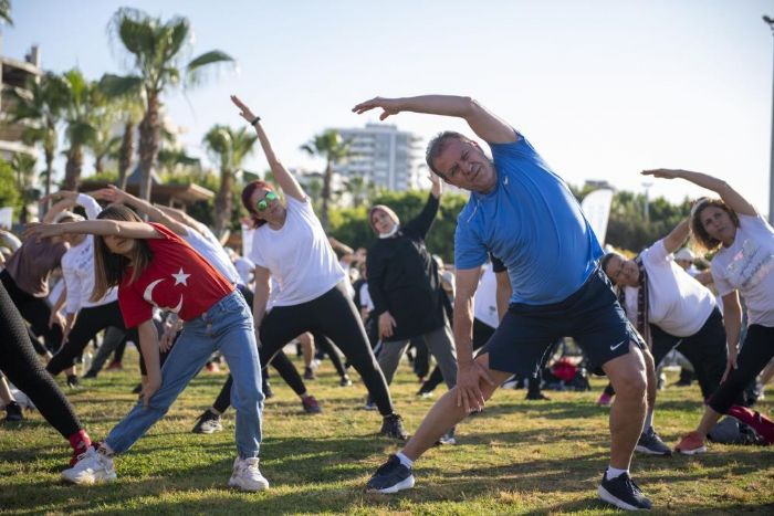 Bakan Seer, Bilinli Spor etkinliinde vatandalarla spor yapt