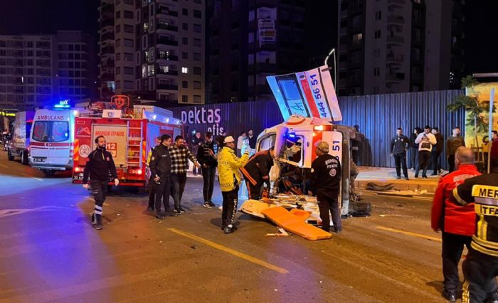 Kaza yapan ambulansta can pazar: 7 yaral