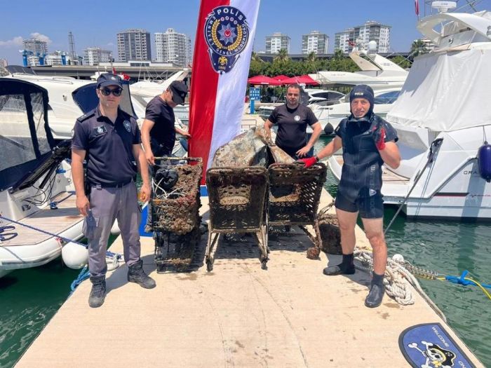 Polis dalglar denizden bebek arabas kard