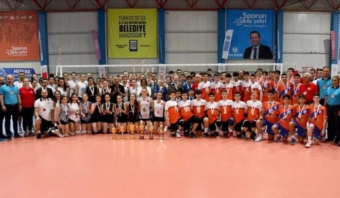 Vali Pehlivan, voleybolun ampiyonlarna dllerini verdi