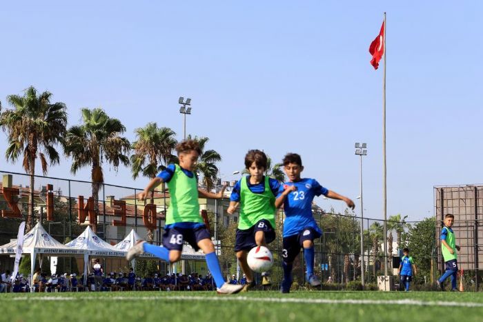 Akdeniz Futbol Okulu gelecein yeteneklerini bekliyor