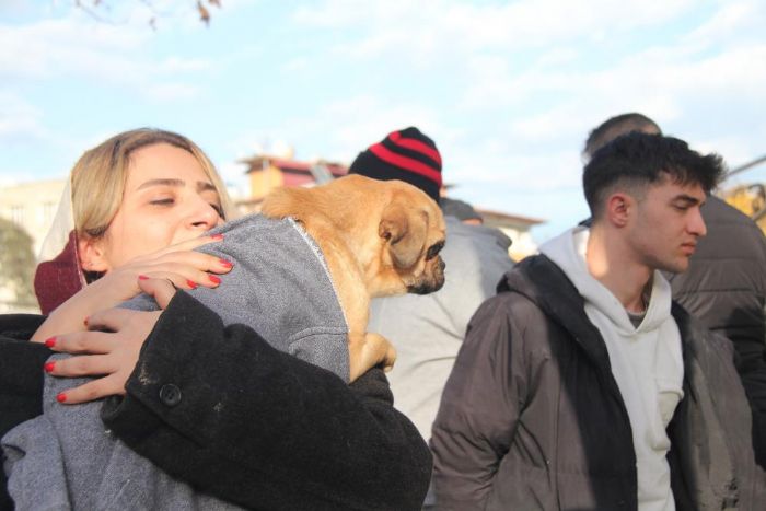 Can dostumuz 6 katl bina enkazndan sa kt, depremzede kadn sahiplendi