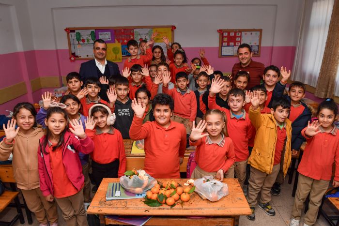 Büyükşehir çocuklara 100 ton mandalina dağıtıyor