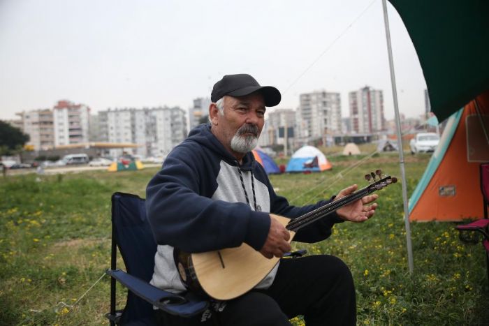 Depremzede gnlerini saz alarak geiriyor