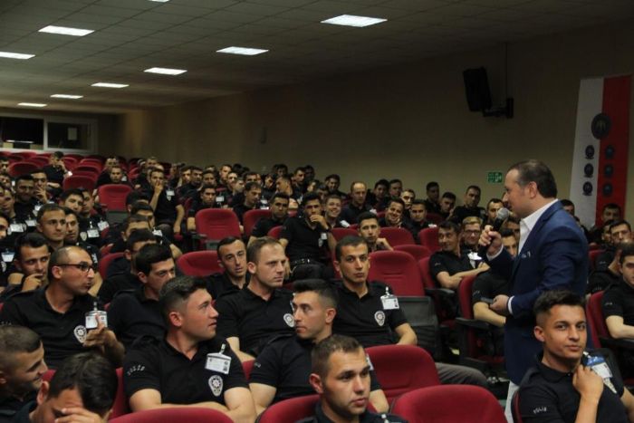 Polis adaylarna kiisel geliim ve farkndalk eitimi