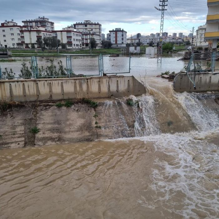 Patlayan boru mahalleyi sular altnda brakt