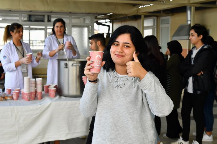 Mersinde yoksulluun fotoraf: renciler 1 ekmek 1 orba kuyruunda