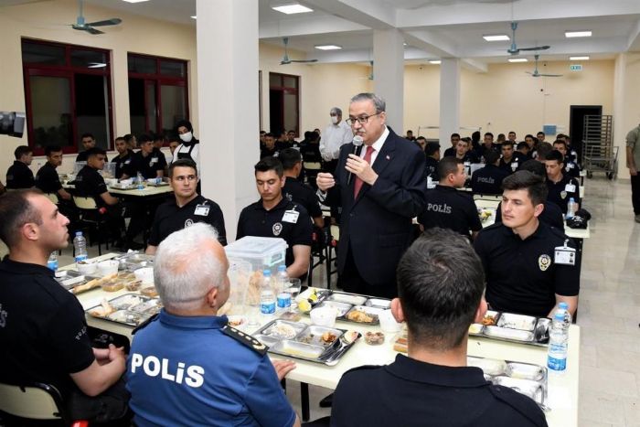 Vali Su, polis okulu rencileriyle bir araya geldi