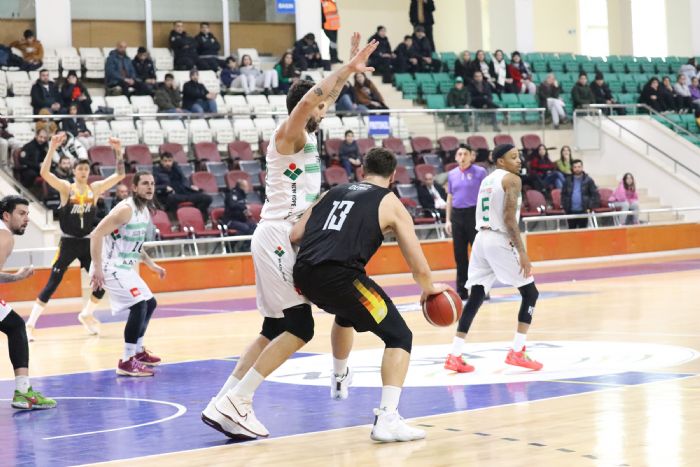 Carettalar yine galip: 64-85