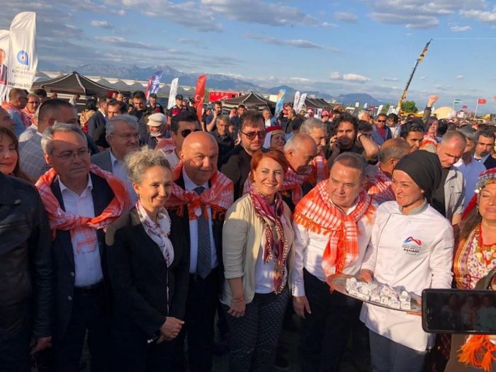 Mersin, Antalya Yrk Trkmen Festivali’nde tantlyor