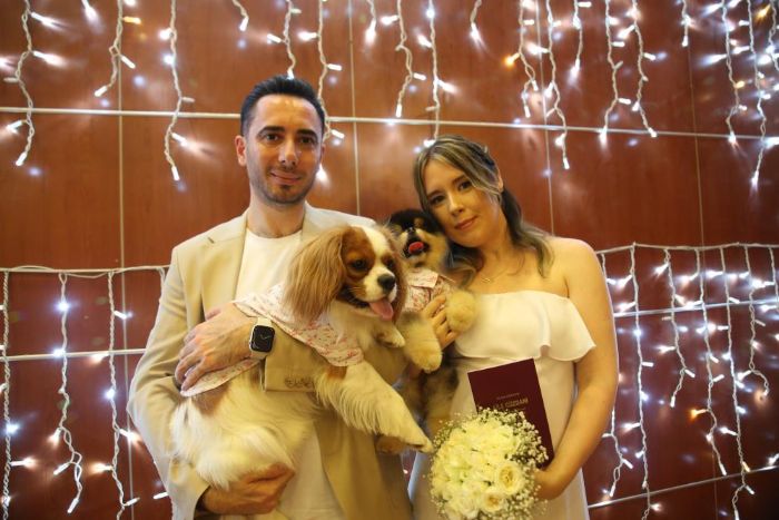 Tanmalarna vesile olan kpekleri de nikah masasnda yer ald