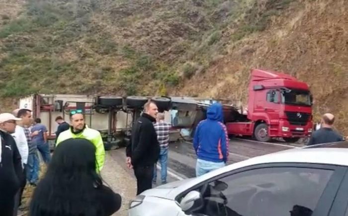Devrilen tr, Mersin-Antalya yolunu 3 saat ulama kapatt