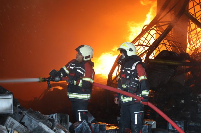 Kimyasal madde tesisinde korkutan yang�n