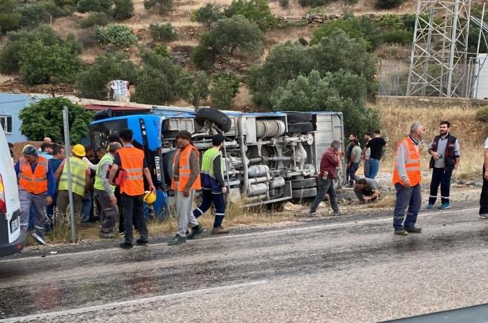 ileri tayan servis devrildi: 8 yaral