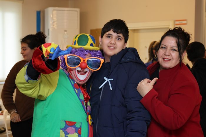 D�nya otizm fark�ndal�k g�n�nde anlaml� bulu�ma  �